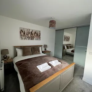 Beautiful 4-bedroom House With Private Garden & Parking Edinburgh